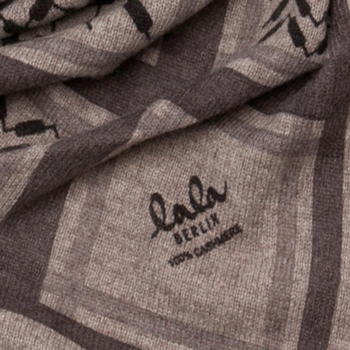 Lala Berlin tørklæde - Triangle Trinity Classic M stradivari dark brown melange