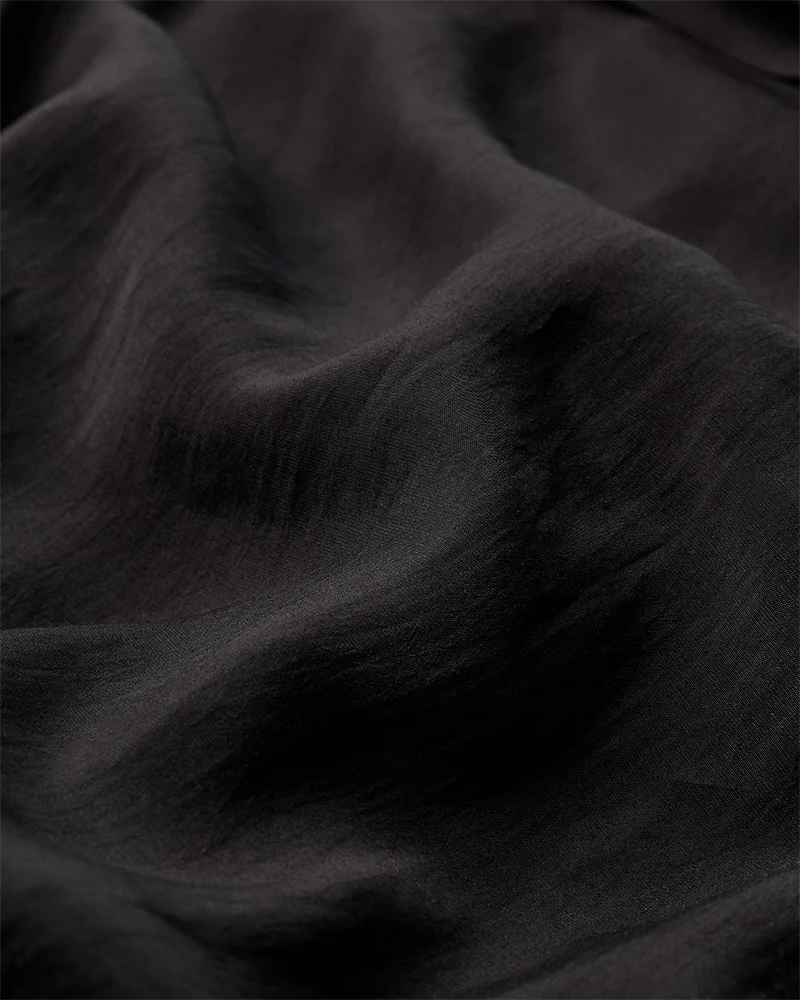 CMMOLLY - OFF-SHOULDER KJOLE MED FLÆSEKANT - SORT